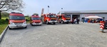 Feuerwehrfahrzeuge vor den Feuerwehrgebäude