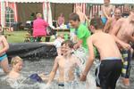 Kinder planschen im Wasserbecken