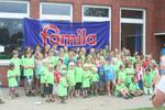 Gruppenbild der Kinder Alle haben das T-Shirt vom Ferienspaß angezogen.